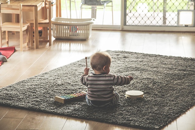 Bambini e regole, bambino che suona